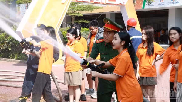 Các em học sinh được tham gia, trải nghiệm thực hành tại chương trình.