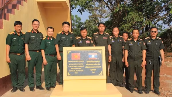 Đoàn công tác Bộ Chỉ huy Quân sự thành phố Đà Nẵng thăm, làm việc tại Lào.