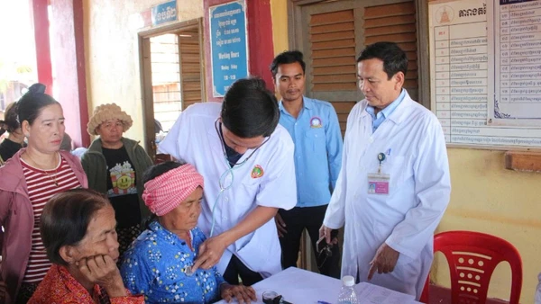 Các bác sĩ Bệnh viện Quân y 17, Cục Hậu cần-Kỹ thuật Quân khu 5 đã tiến hành khám bệnh, tư vấn sức khỏe và cấp thuốc miễn phí cho người dân. 