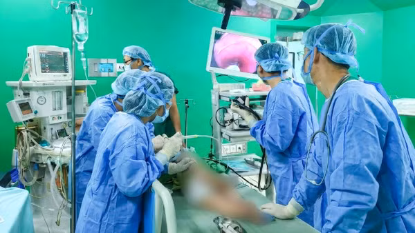 Các y, bác sĩ tiến hành mổ nội soi lấy dị vật ra khỏi thực quản bệnh nhi 11 tháng tuối.