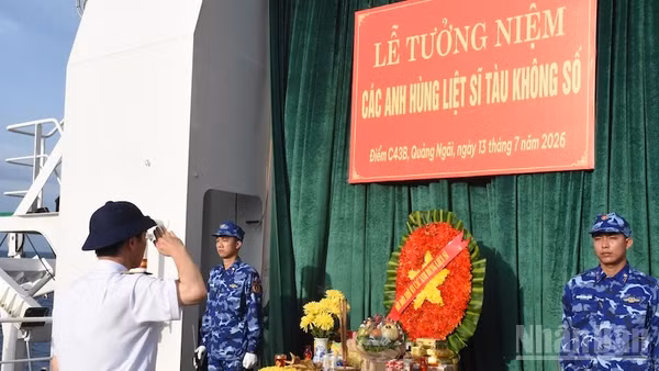 Đồng chí Trung tướng Bùi Quốc Oai, Bí thư Đảng ủy, Chính ủy Cảnh sát biển Việt Nam dâng hương tưởng niệm các Anh hùng liệt sĩ Tàu không số C43B. (Ảnh: ANH ĐÀO)