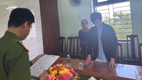 Cơ quan Cảnh sát điều tra tống đạt các quyết định khởi tố vụ án, khởi tố bị can, thi hành Lệnh bắt bị can để tạm giam đối với Hồng Thiên An. (Ảnh: Công an cung cấp)