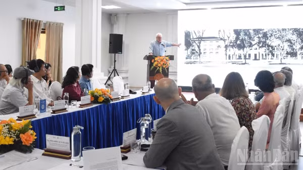 Ông Philippe Le Failler, Giám đốc Viện Viễn Đông Bác cổ Pháp trình bày tham luận tại tọa đàm. (Ảnh: Anh Đào)