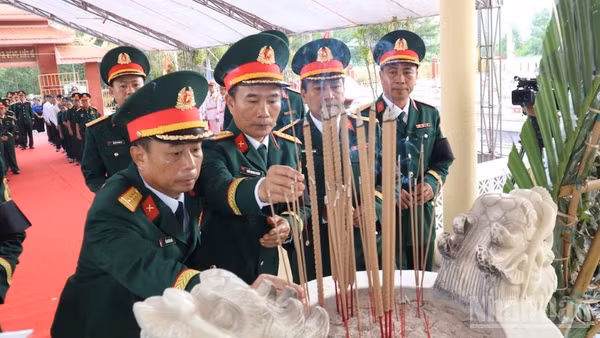 Các đại biểu dâng thắp hương tưởng nhớ các liệt sĩ.