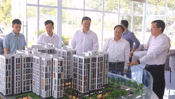 Thứ trưởng Xây dựng Nguyễn Văn Sinh và đoàn công tác làm việc tại Đà Nẵng về tiến độ xây dựng nhà ở xã hội.