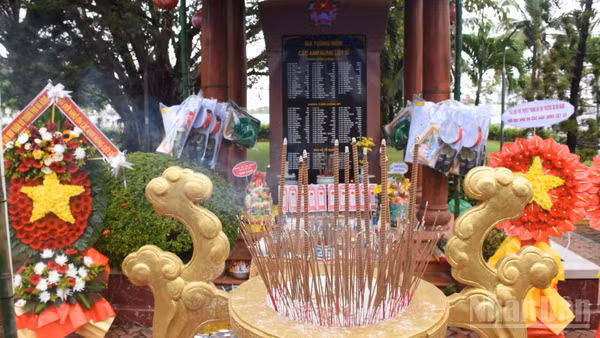 Đình Nại Nam - nơi có bia tưởng niệm các anh hùng liệt sĩ hy sinh qua các thời kỳ của phường Hòa Cường. Đây cũng là nơi khắc tên 10 người con của vùng đất Đà Nẵng anh dũng hy sinh trong trận hải chiến Gạc Ma ở Trường Sa năm 1988. (Ảnh: ANH ĐÀO)