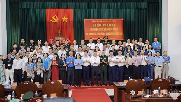 Các đại biểu chụp ảnh lưu niệm trước khi lên tàu. (Ảnh: ANH ĐÀO)