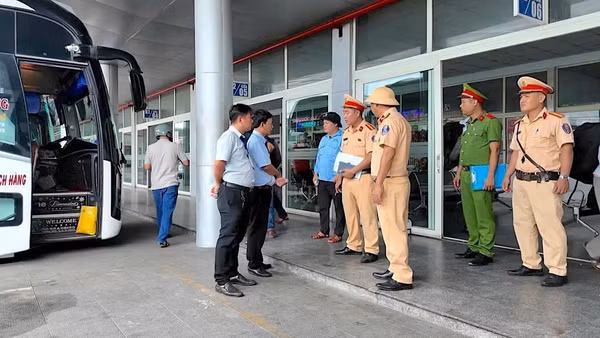 Cảnh sát giao thông Đà Nẵng test nhanh ma túy lái xe trước khi xuất bến. (Ảnh: Công an cung cấp)
