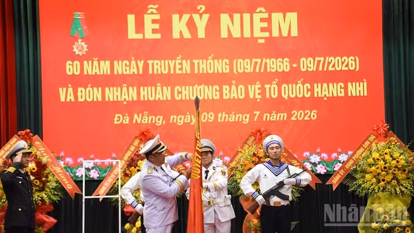 Thừa ủy quyền của Chủ tịch nước, Thượng tướng Phạm Hoài Nam trao tặng Lữ đoàn 172 Huân chương Bảo vệ Tổ quốc hạng Nhì. (Ảnh: ANH ĐÀO)