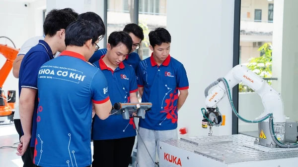 Sinh viên Đà Nẵng trải nghiệm tại Trung tâm Đào tạo, Nghiên cứu và Phát triển Ứng dụng Robot Công nghiệp và Trí tuệ nhân tạo.