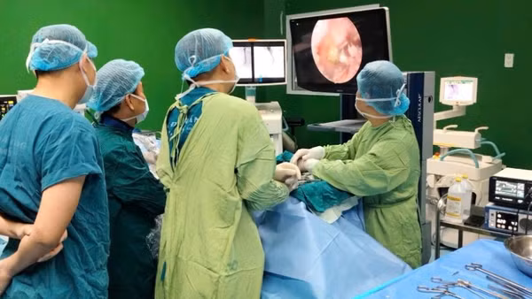 Hình ảnh ca phẫu thuật nội soi cột sống cho bệnh nhân. (Ảnh: Bệnh viện cung cấp)