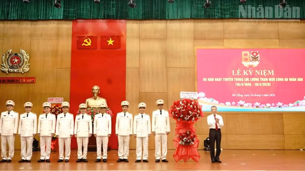 Đồng chí Nguyễn Đức Dũng, Phó bí thư Thành ủy, Chủ tịch Hội đồng nhân dân thành phố Đà Nẵng tặng hoa chúc mừng Phòng Tham mưu Công an thành phố. (Ảnh: ANH ĐÀO)