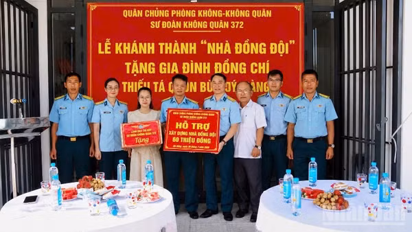 Thượng tá Nguyễn Bá Long, Phó Chính ủy Trung đoàn 929, Sư đoàn 372 bàn giao “Nhà đồng đội” tặng gia đình Thiếu tá Quân nhân chuyên nghiệp Bùi Sỹ Hoàng.