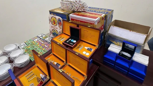 Số lượng lớn thiết bị phục vụ đánh bạc được phát hiện, thu giữ. (Ảnh: Công an cung cấp)