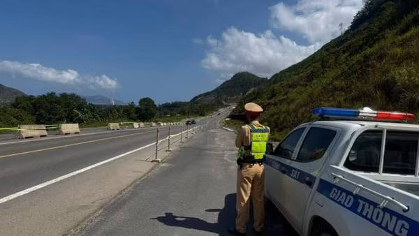 Lực lượng cảnh sát giao thông Công an thành phố Đà Nẵng trực tại các tuyến giao thông trọng điểm. 