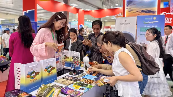 Du khách tham quan gian hàng của Đà Nẵng tại Hội chợ du lịch quốc tế Việt Nam tại Hà Nội - VITM 2026.