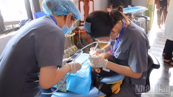 Các y bác sĩ Bệnh viện Răng-Hàm-Mặt thành phố Đà Nẵng khám răng cho học sinh trên địa bàn xã Phước Năng.