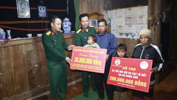 Bộ Chỉ huy quân sự thành phố Đà Nẵng trao 350 triệu đồng hỗ trợ gia đình nạn nhân vụ sạt lở núi ở xã Hùng Sơn.