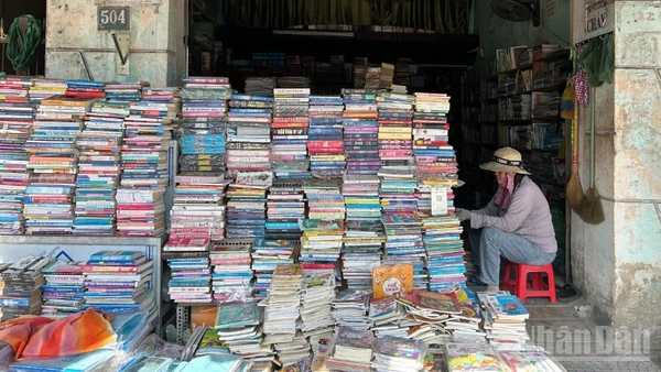 Những tiệm sách cũ lặng lẽ giữa lòng đô thị. (Ảnh: GIA HÂN)