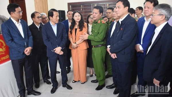 Đồng chí Đại tướng Lương Tam Quang và Đoàn công tác kiểm tra công tác bầu cử tại khu vực bỏ phiếu số 35, phường Hải Châu, thành phố Đà Nẵng. (Ảnh: ANH ĐÀO)