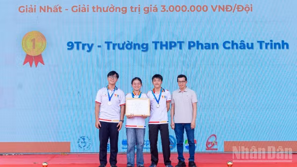 Đội 9 - Trường trung học phổ thông Phan Châu Trinh Đà Nẵng vừa xuất sắc giành giải Nhất tại Kỳ thi Olympic Tin học miền trung-Tây Nguyên lần thứ VII năm 2026. (Ảnh: ANH ĐÀO)