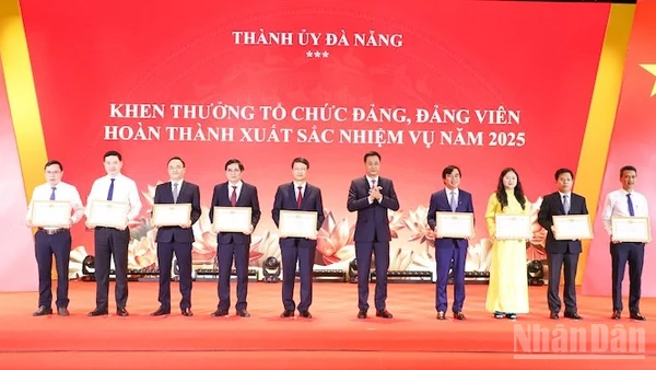 Bí thư Thành ủy Đà Nẵng Lê Ngọc Quang trao tặng Bằng khen cho các cá nhân có thành tích xuất sắc.