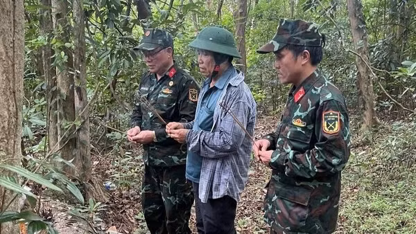Lực lượng khảo sát xác định vị trí nghi có hài cốt liệt sĩ. (Ảnh: QUANG CƯỜNG)