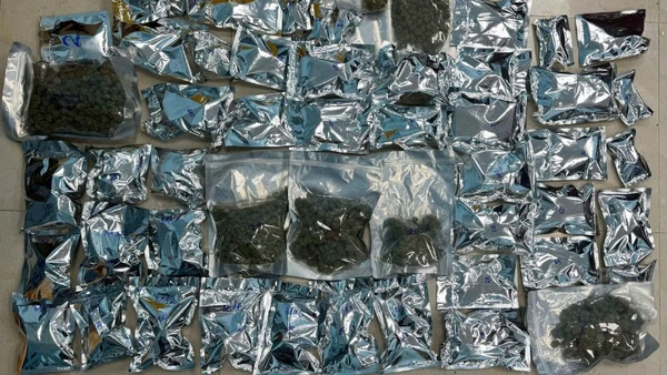 Công an thu giữ khoảng 20kg thảo mộc khô nghi là ma túy cần sa tại nơi ở của các đối tượng. (Ảnh: Công an cung cấp)