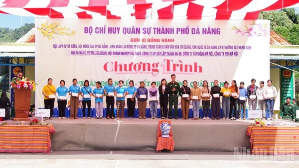 Bộ Chỉ huy quân sự thành phố Đà Nẵng trao hàng trăm suất quà tặng đồng bào xã miền núi Trà Tập.