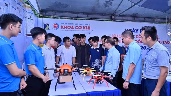 Các đại biểu tham quan không gian triển lãm các sản phẩm tại lễ khai mạc sáng 17/5.