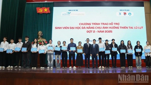 Hội sinh viên Đại học Đà Nẵng và các doanh nghiệp đồng hành, hỗ trợ sinh viên miền trung-Tây Nguyên vượt khó, học giỏi. (Ảnh: GIA HÂN)