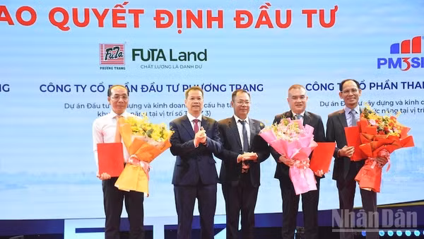 Lãnh đạo thành phố Đà Nẵng trao các Quyết định chấp thuận đầu tư và Giấy chứng nhận đăng ký đầu tư cho các dự án hạ tầng FTZ số 2, FTZ số 3 và FTZ số 4. (Ảnh: ANH ĐÀO)