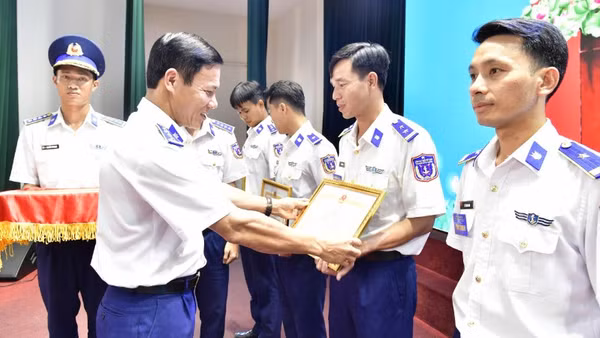 Đại tá Lê Huy, Bí thư Đảng ủy, Chính ủy Bộ Tư lệnh Vùng Cảnh sát biển 2 tặng giấy khen cho Cán bộ đoàn đạt giải.