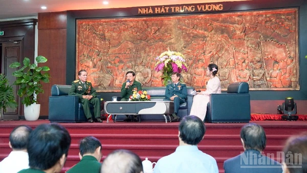 Các nhân chứng lịch sử chia sẻ nhiều câu chuyện cảm động tại chương trình. (Ảnh: ANH ĐÀO)