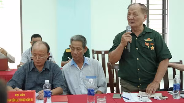 Các đại biểu thông tin về hang Đá Sập tại hội thảo.