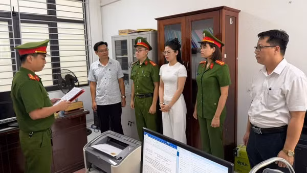 Cơ quan Cảnh sát điều tra Công an thành phố Đà Nẵng thi hành các quyết định khởi tố vụ án, khởi tố bị can, thi hành lệnh bắt bị can để tạm giam đối với Phạm Thị Mỹ Tuyết. (Ảnh: Công an cung cấp)