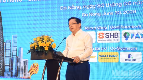 Tiến sĩ Nguyễn Đức Hiển, Phó trưởng Ban Chính sách và Chiến lược Trung ương phát biểu đề dẫn tại hội thảo. (Ảnh: ANH ĐÀO)