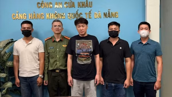 Phòng Cảnh sát hình sự, Công an thành phố Đà Nẵng bàn giao đối tượng cho cơ quan chức năng Hàn Quốc tại cửa khẩu cảng hàng không quốc tế Đà Nẵng. (Ảnh: Công an cung cấp)