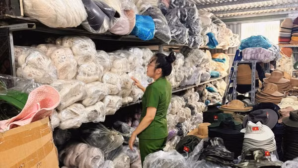 Đà Nẵng phát hiện, tạm giữ 700 đôi sandal có dấu hiệu xâm phạm quyền sở hữu trí tuệ. (Ảnh: Công an cung cấp)