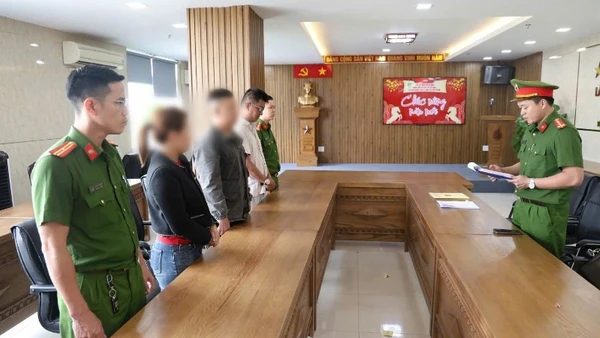 Các đối tượng tại cơ quan điều tra. (Ảnh: Công an cung cấp)