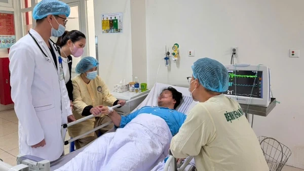 Các bác sĩ thăm khám cho bệnh nhân Kim J.H sau thời gian điều trị.