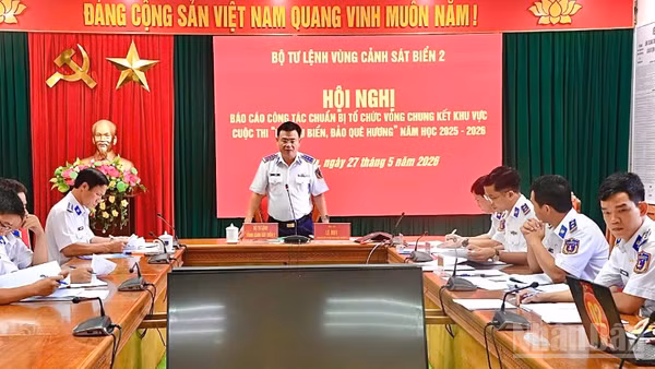 Đồng chí Đại tá Lê Huy, Bí thư Đảng ủy, Chính ủy Bộ Tư lệnh Vùng Cảnh sát biển 2 chủ trì Hội nghị.