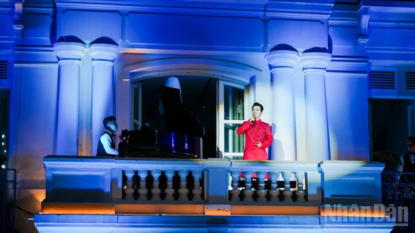 Chương trình do Nhà hát Trưng Vương Đà Nẵng thực hiện và kịch bản - Tổng Đạo diễn do Nghệ sĩ ưu tú Quang Hào đảm nhận.