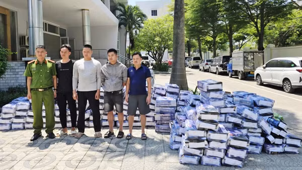 Các đối tượng cùng tang vật vụ việc. (Ảnh: Công an cung cấp)