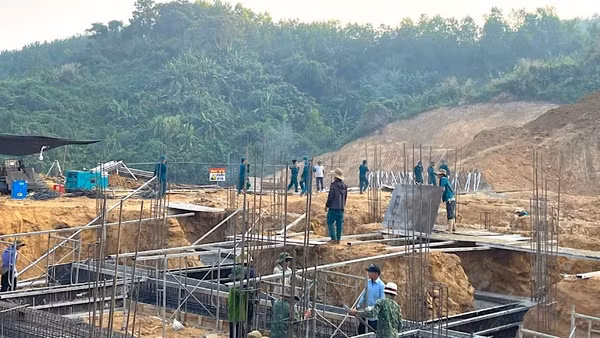 Cán bộ, chiến sĩ Bộ Chỉ huy Quân sự thành phố Đà Nẵng hỗ trợ thi công tại xã Đắc Pring.