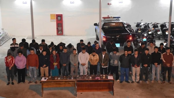 Các đối tượng trong đường dây đánh bạc tại cơ quan điều tra. (Ảnh: Công an cung cấp)