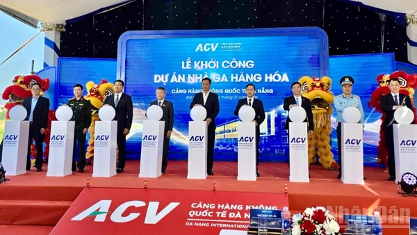 Các đại biểu thực hiện nghi thức khởi công Nhà ga hàng hóa tại Cảng hàng không quốc tế Đà Nẵng. (Ảnh: ANH ĐÀO)