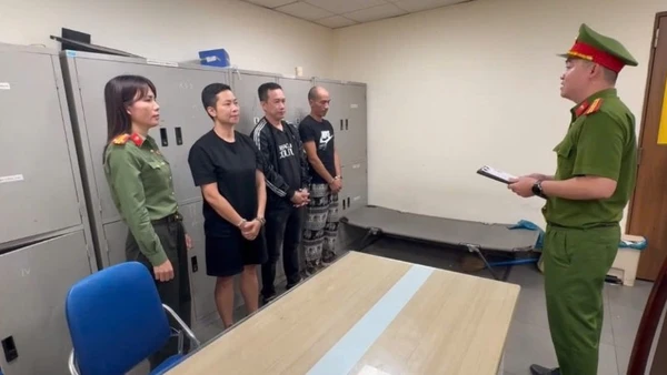 Cơ quan điều tra tống đạt các quyết định bắt tạm giam 3 đối tượng truy nã. (Ảnh: Công an cung cấp)