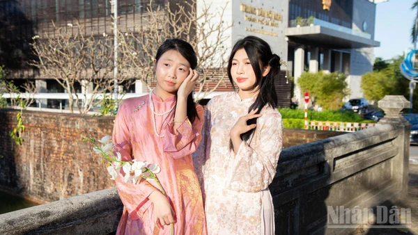 Giới trẻ Đà Nẵng chọn check-in tại Di tích quốc gia đặc biệt Thành Điện Hải, thành phố Đà Nẵng.