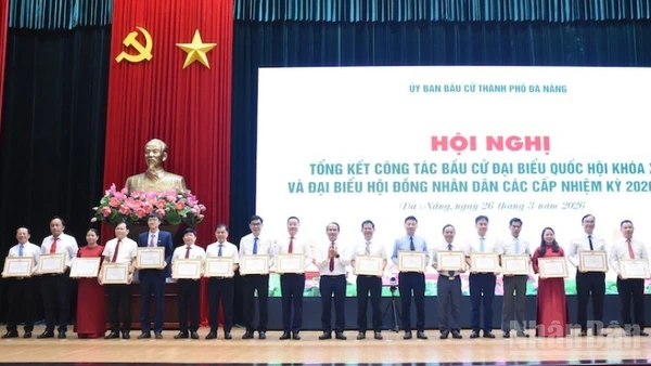 Phó Bí thư Thường trực Thành ủy Đà Nẵng trao Bằng khen cho các tập thể. (Ảnh: ANH ĐÀO)